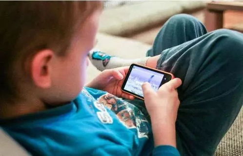 孩子在家玩手机游戏