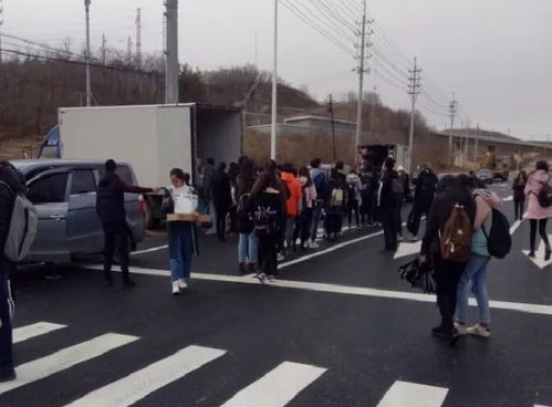 快递网点人群排队取件