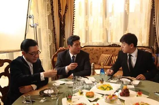 一群男人围坐在酒吧喝酒聊天