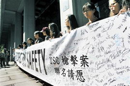 中国留学生在美国法院外等待听证会