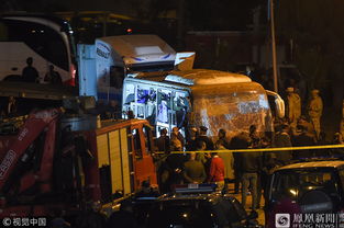 一名导游在埃及市场向游客推销商品