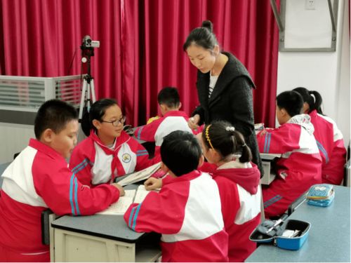 林泽宇与团队成员讨论项目进展