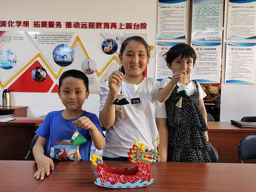 学生们展示自己亲手制作的香囊