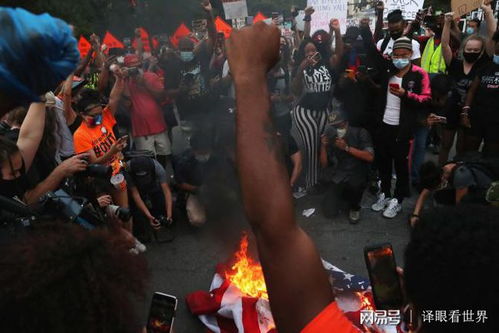 美国国旗与白宫前抗议人群