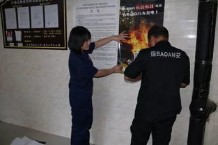 民警在小区门口张贴警示通告