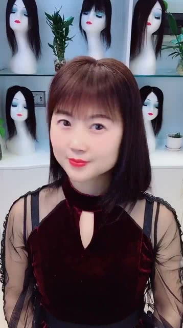 佩戴假发后的自信笑容