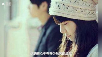 一位男子独自坐在窗边凝视远方