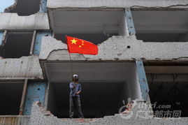 母女频繁高空抛物，邻居戴头盔出门！真实事件曝光令人震惊