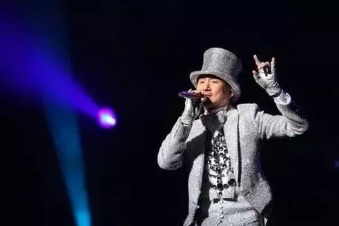 刘楚昕在舞台上演唱时的侧影