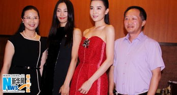 宋佳与刘亦菲同台领奖合影