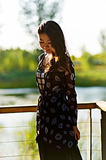 女子低头沉思画面