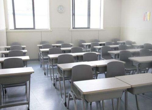 教培团队在会议室中讨论私域运营策略