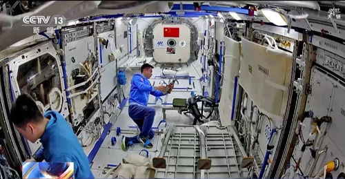 片场更换设备与工作人员交接中