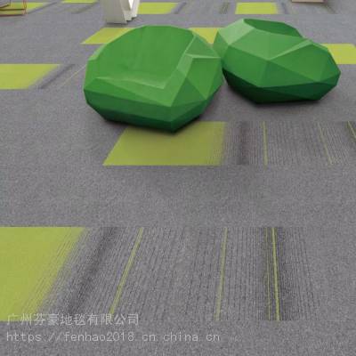 众人合力铺设缓冲地垫