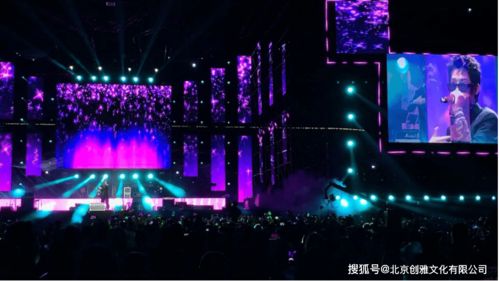 夏日游戏节舞台灯光璀璨现场图