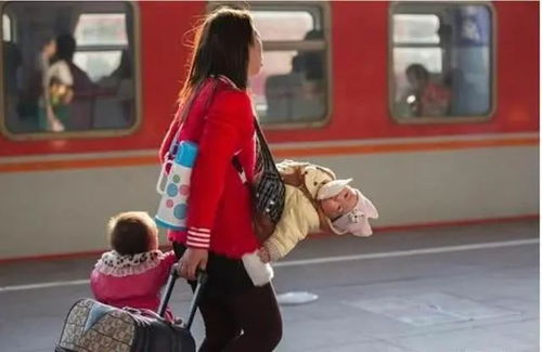 一位母亲抱着孩子的照片