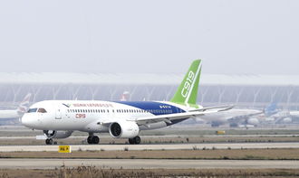 C919飞机在深圳宝安机场降落瞬间