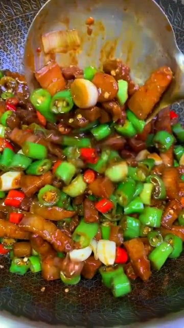 费大厨辣椒炒肉排队排到美国？百万年薪招店长，湘菜品牌出海加速引爆海外食客味蕾