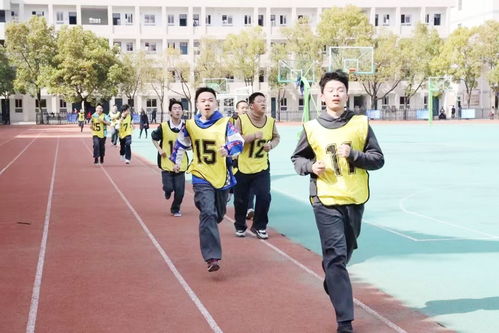 高三学生在操场上做减压运动