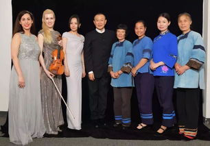 谭盾与女书传人交谈