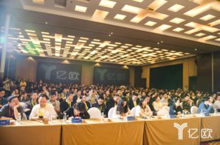 投资人与创业者在会议室内讨论业务