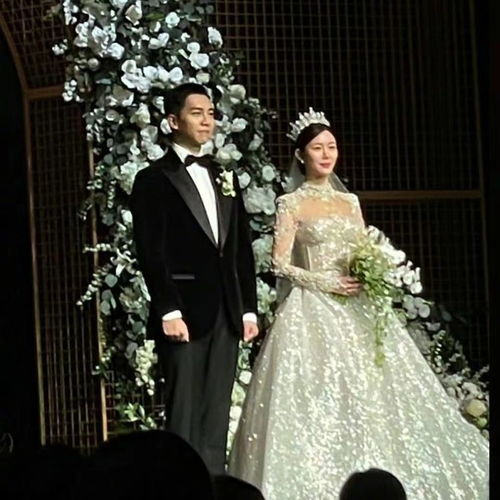 韩国婚礼现场新人合影