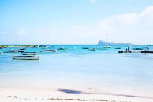 两个人坐在阳台看着夕阳余晖