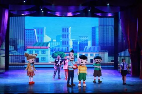 单依纯站在舞台中央接受掌声