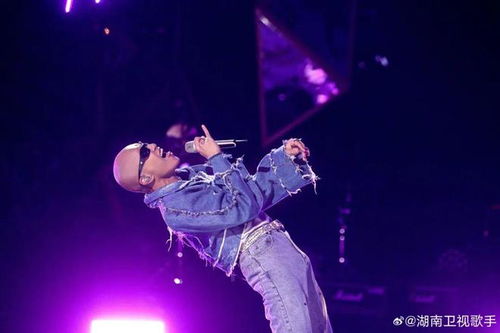 黄宣在舞台上表演