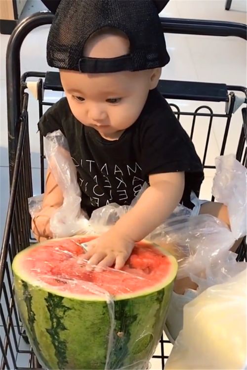 加沙儿童接过面包