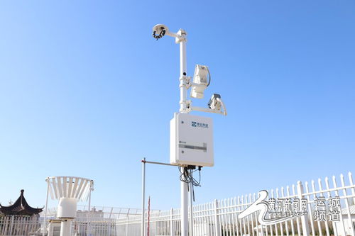 气象站内设备操作的照片