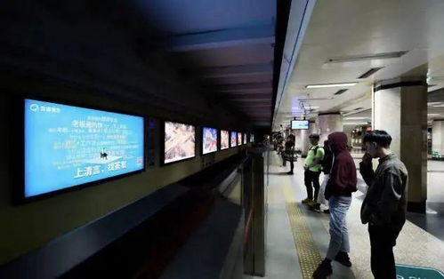 地铁站内人群排队等候场景