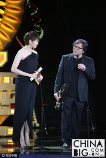 费翔在颁奖台上举起奖杯
