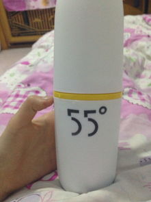 书籍堆成小山旁边放着一杯热茶