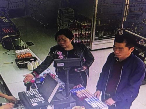 绑匪使用电击器恐吓受害人现场还原图