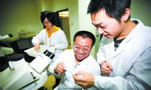 博士生在实验室做研究