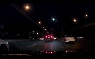 火流星划破夜空照亮城市天际线