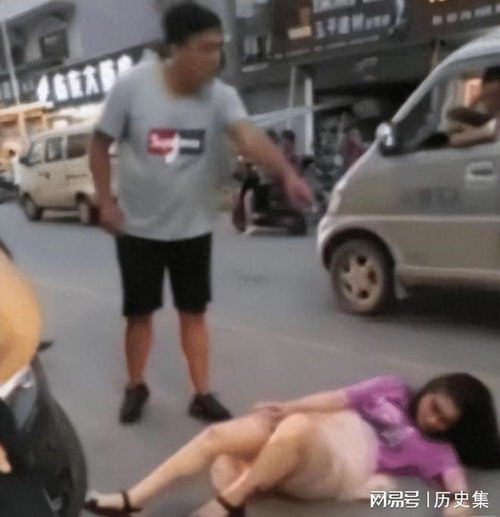 街头人群围观男子与婴儿