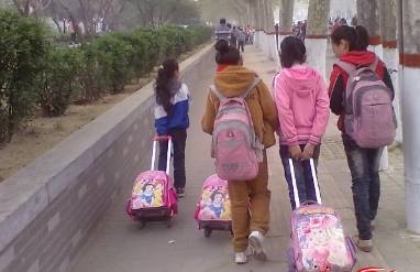 孩子在马路边奔跑，家长未看护