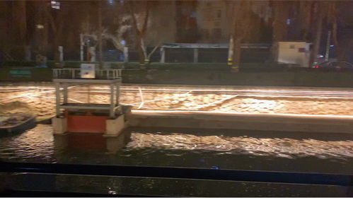 夜幕下的活动现场灯光闪烁