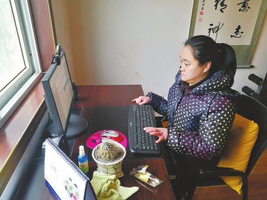 一位作家在电脑前写作