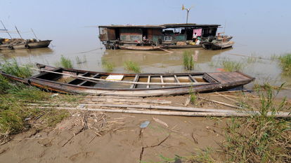 洞庭湖边垂钓人群与渔船景象