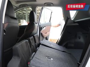 小米YU7后排座椅放倒后的后备箱空间展示图