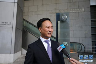 香港市民街头热议王毅到访新闻