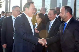 中外市长握手合影留念