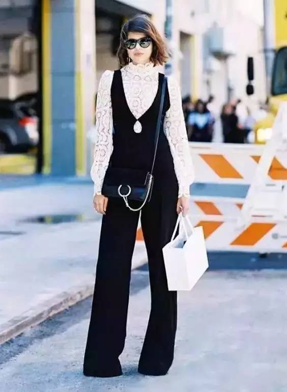 孙宁身穿汉字登山服登顶