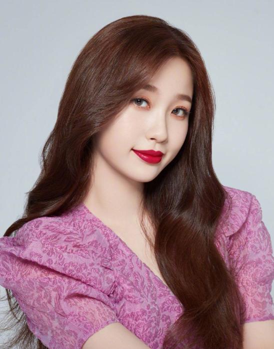 虞书欣晒照庆祝来微博第10年，粉丝泪目：从青涩少女到闪闪发光的她