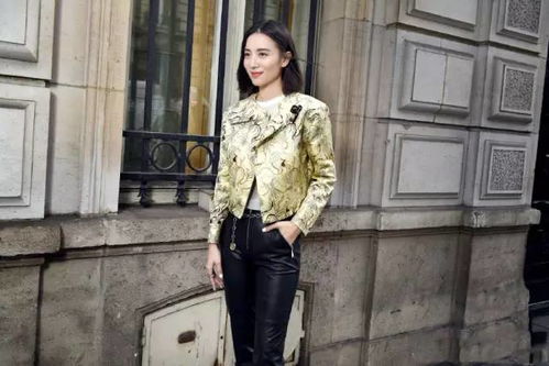 宋佳穿着羽绒服走在街上的路透图