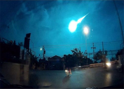 行车记录仪拍摄的火流星坠落过程