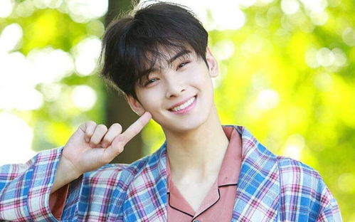 车银优站在海边阳光洒在他脸上